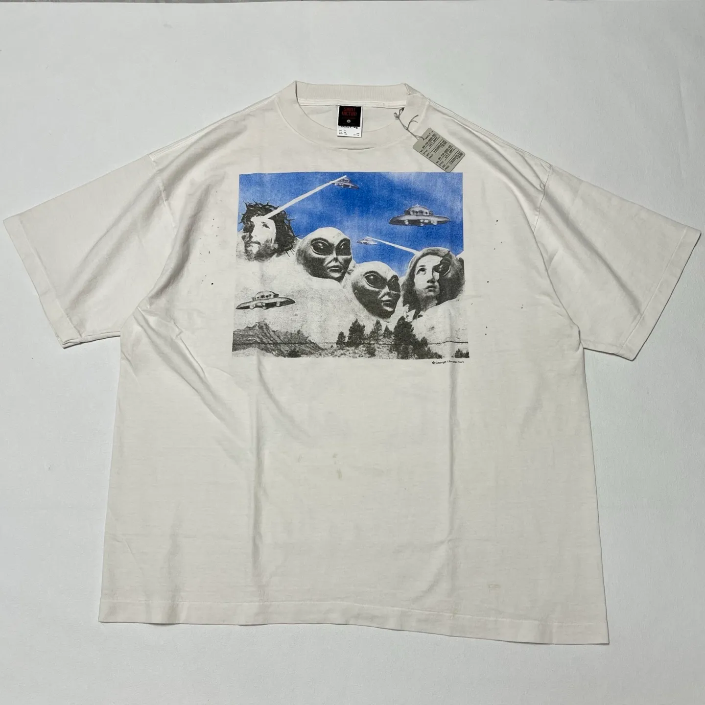 SAINT Mxxxxxx × Sean Wotherspoon SW_SS TEE/KIKI/WHT Alien Crisis/Alien President Mountain TEE Off-white S-XL Super handsome co-branded alien print design Ultra-difficult printing restoration High printing difficulty The word 'Crisis' is printed on the body and sleeve bones Correct version Customized SW co-branded accessories/cylindrical side seam fabric Enzyme heavy washing water distressing Handmade garments with graffiti and ink splashing